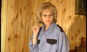 Полицейская в возрасте сделала минет молодому грабителю