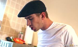 Поимел взрослую с большими сиськами прямо на кухонном полу