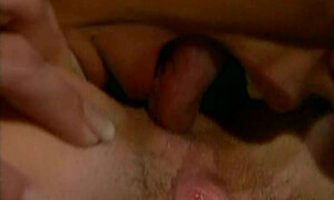 Ебет двух очаровательных лесбиянок в их нежных дырочки