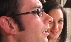 Сисястая мамочка поиграла с парнем в сексуальные игры