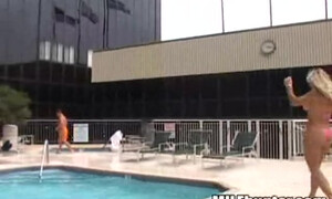 Аппетитная женщина в возрасте сосет хер мужа в спальне