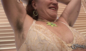 Заросшая пизда старой бабки хлюпает под воздействием молодого хуя