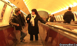 Снял в метро и жарко выебал дома жирную пенсионерку