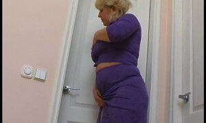 Любопытная русская зрелая пышка подсмотрела за молодым в ванной и дала