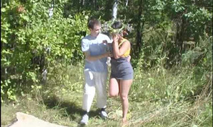 Зрелая красотка на природе благодарит парня за свидание на природе