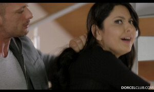 Муж на пару с другом ебет свою сисястую жену в чулках в рот и пизду