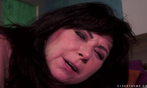 Взрослой матери надоел кроссворд, и она занялась членом сына