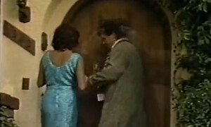 После минета отъебал пьяную шлюшку в классических позах и спустил кончину на заросшую шмоньку