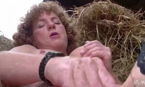 Баба занимается сексом с мужиком в провинциальном порно