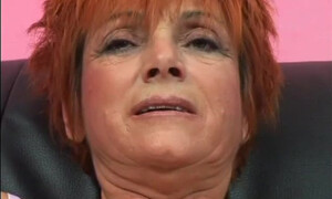 Пенсионерка за 60 в чулках ебется на кастинге чтобы заработать денег