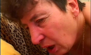 Жирная 68-летняя  бабушка потрахалась с молодым соседом втайне от его жены