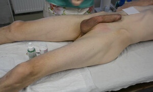 Зрелка делает эпиляцию молодому парню и дрочит большой член