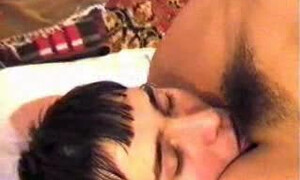 Мамашка решила замутить с сыночком инцест и заставила вылизать киску